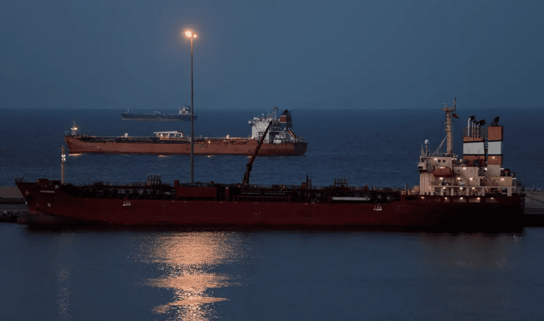 İran Devrim Muhafızları, Hürmüz Boğazı’nın kapalı olduğunu duyurarak her türlü