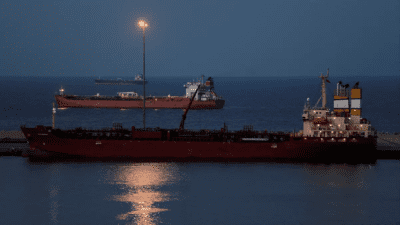 İran Devrim Muhafızları, Hürmüz Boğazı’nın kapalı olduğunu duyurarak her türlü