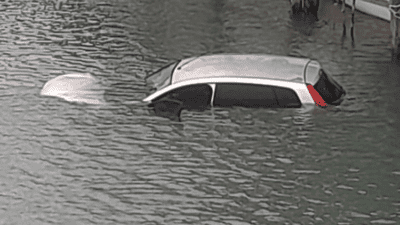 Antalya'nın Serik ilçesinde sürücüsünün direksiyon hakimiyetini kaybettiği otomobil balıkçı barınağı