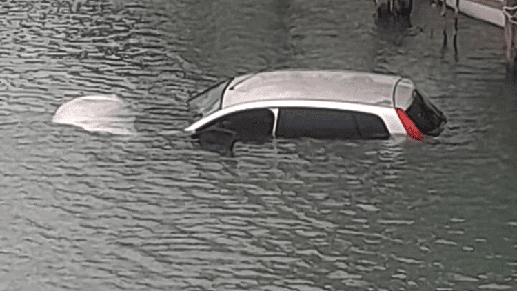 Antalya’da otomobil dereye uçtu! Araçtaki 3 kişi kendi imkanlarıyla kurtuldu Antalya'nın Serik ilçesinde sürücüsünün direksiyon hakimiyetini kaybettiği otomobil balıkçı barınağı