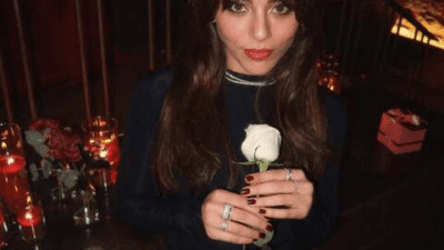 Ünlü oyuncu Sıla Türkoğlu'nun lise yıllığına ait fotoğraf bir okul