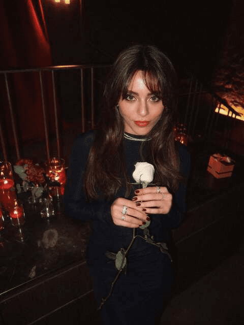 Ünlü oyuncu Sıla Türkoğlu'nun lise yıllığına ait fotoğraf bir okul