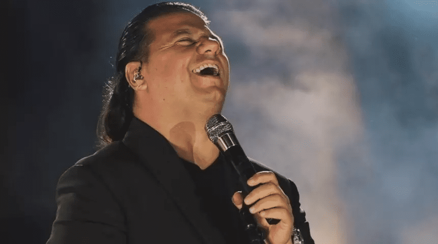 Funda Arar ile konser serisine devam eden Kubat, verdiği kilolarla