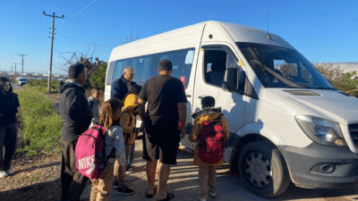 Antalya'nın Manavgat ilçesinde ulaşım sorunu nedeniyle aylardır traktör kasalarında okula