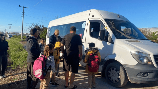 Antalya'nın Manavgat ilçesinde ulaşım sorunu nedeniyle aylardır traktör kasalarında okula