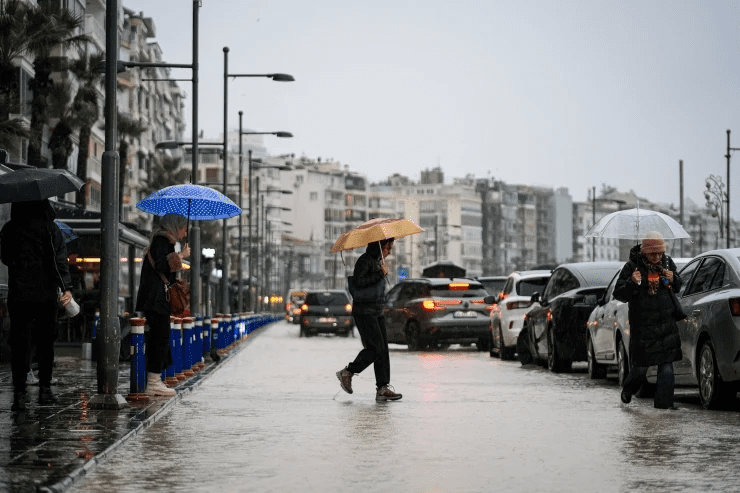 Meteoroloji Genel Müdürlüğü (MGM), gece yedi ili sarı kodla uyardı.