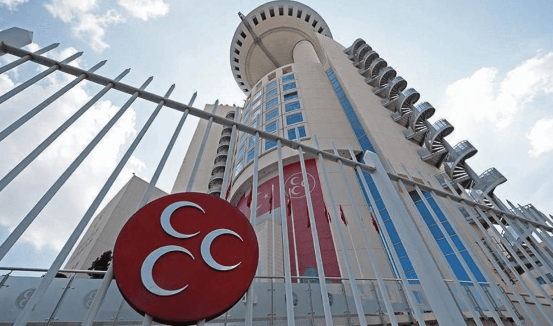 MHP, İstanbul il ve ilçe teşkilatlarını feshetti MHP, İstanbul İl Teşkilatı ve 39 ilçe teşkilatının parti tüzüğünün