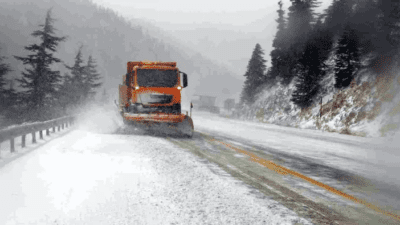 Antalya ve çevresinde etkili olan yağmur, yüksek kesimlerde yerini kar