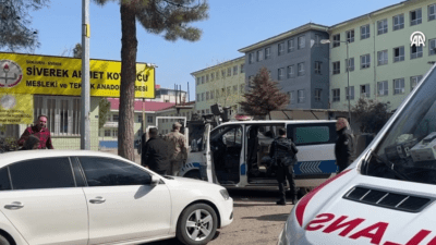 Urfa'nın Siverek ilçesinde bir öğrenci, girdiği lisede etrafa rastgele ateş