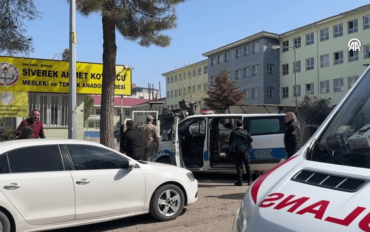 Urfa Siverek’te okulda ateş açan ve öğrencileri yaralayan kişi intihar etti Urfa'nın Siverek ilçesinde bir öğrenci, girdiği lisede etrafa rastgele ateş