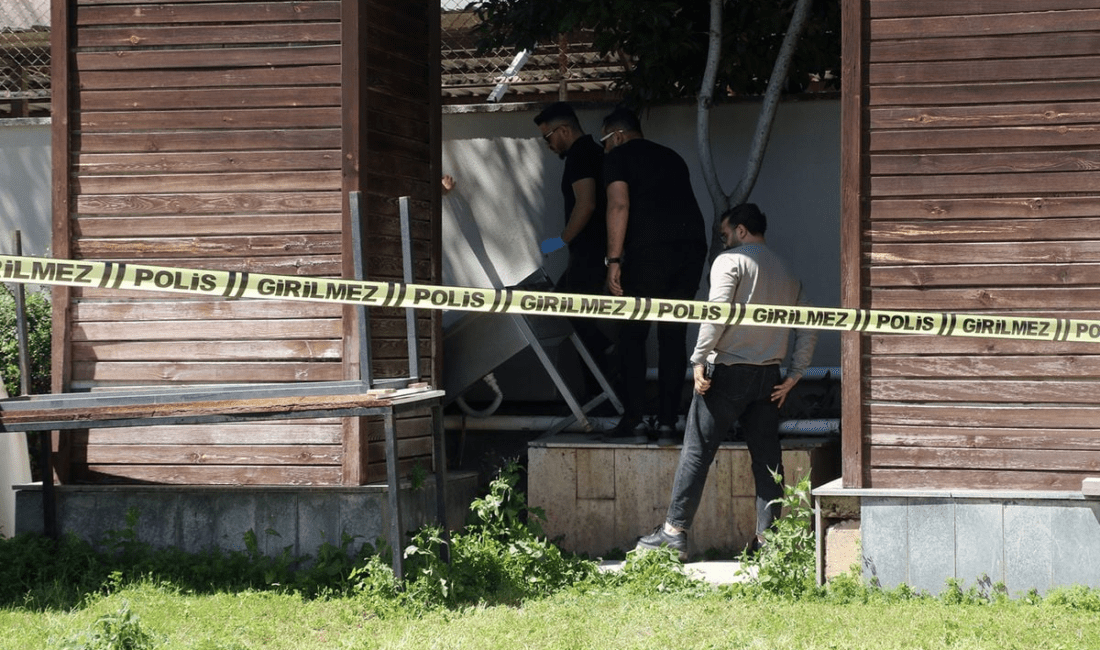 Antalya'da kafeterya ve belediye çalışanları uzun süredir gelen ağır kokunun