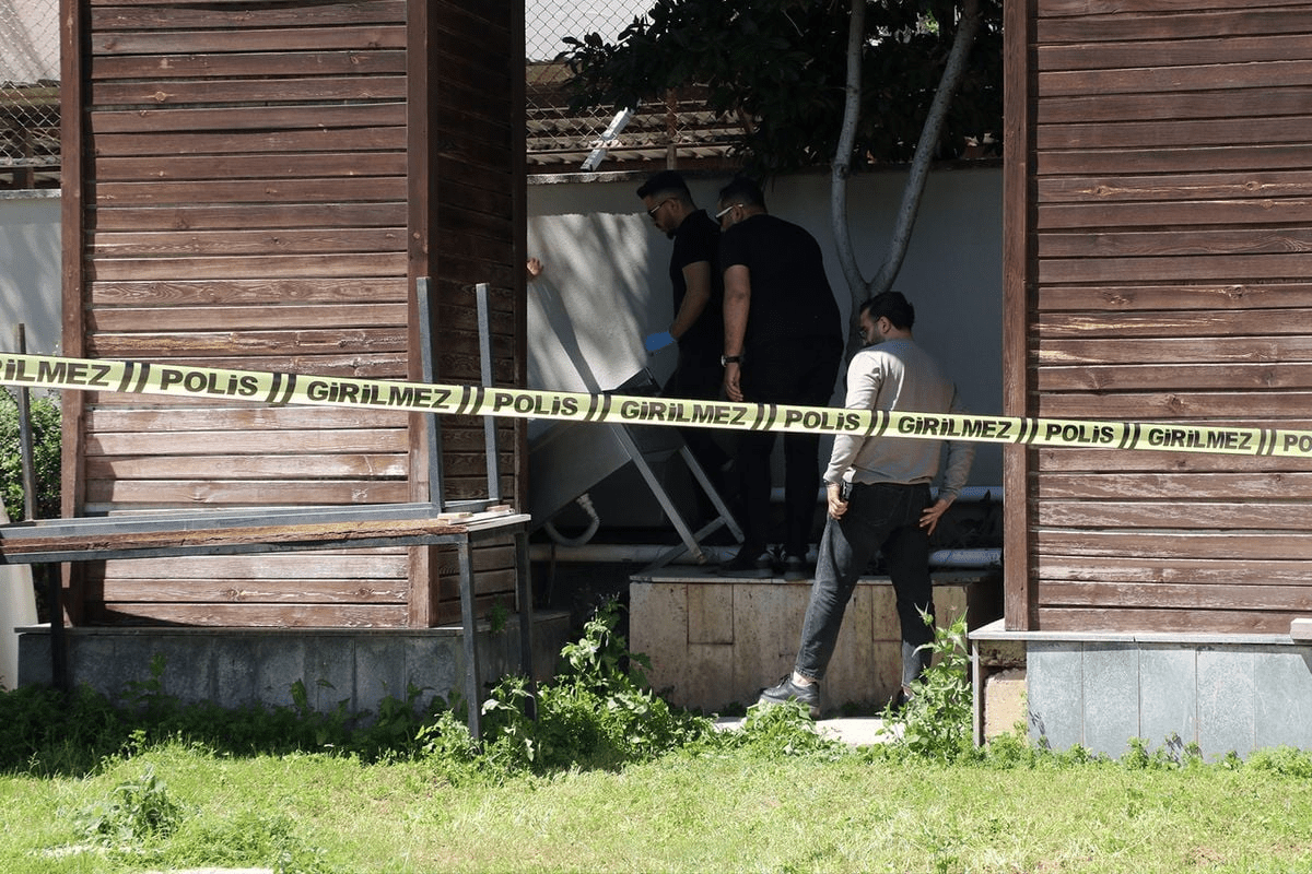 Antalya'da kafeterya ve belediye çalışanları uzun süredir gelen ağır kokunun