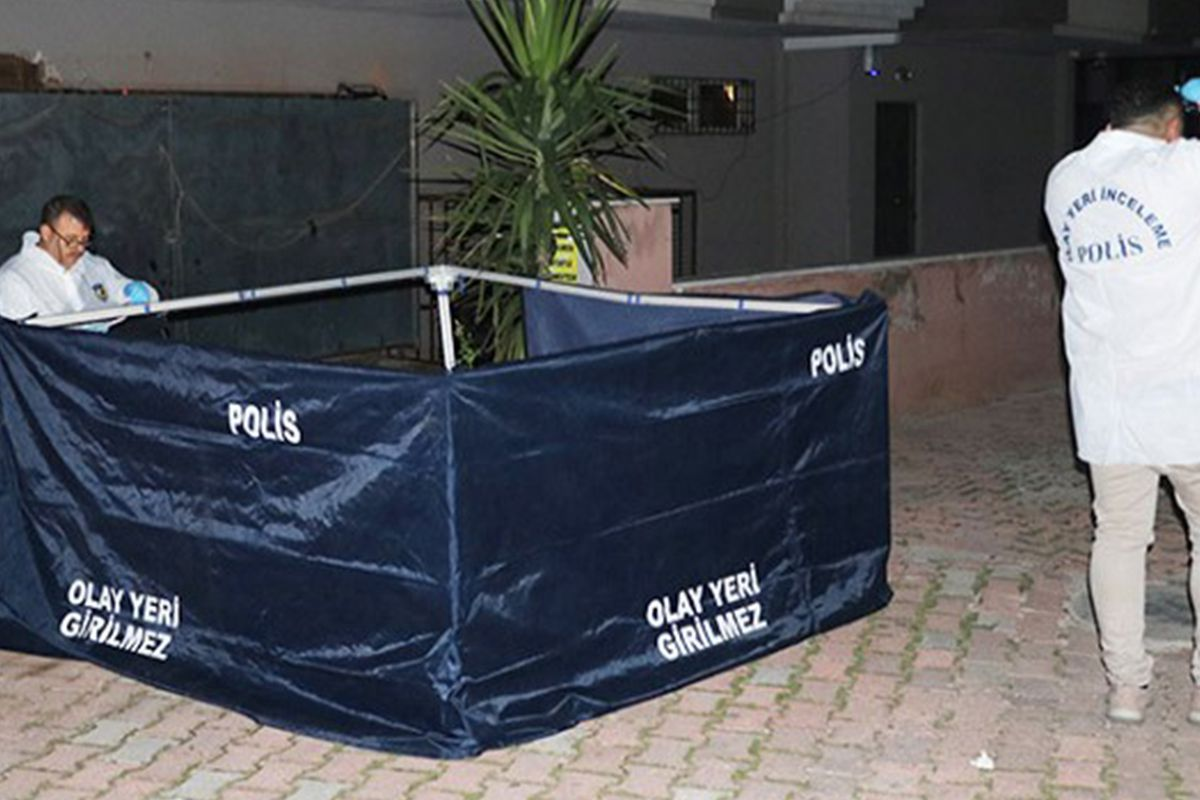 Antalya Muratpaşa'da yol kenarında hareketsiz bulunan Gürcan Güncan'ın hayatını kaybettiği