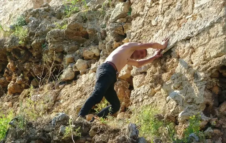 Antalya'da daha 1 gün öncesi anıta çıkıp kulaklıktan müzik dinleyerek