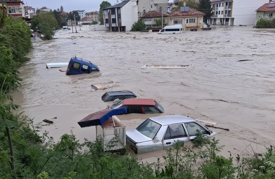 Samsun'un Havza ilçesinde şiddetli yağış sele yol açtı. Derelerin taştığı