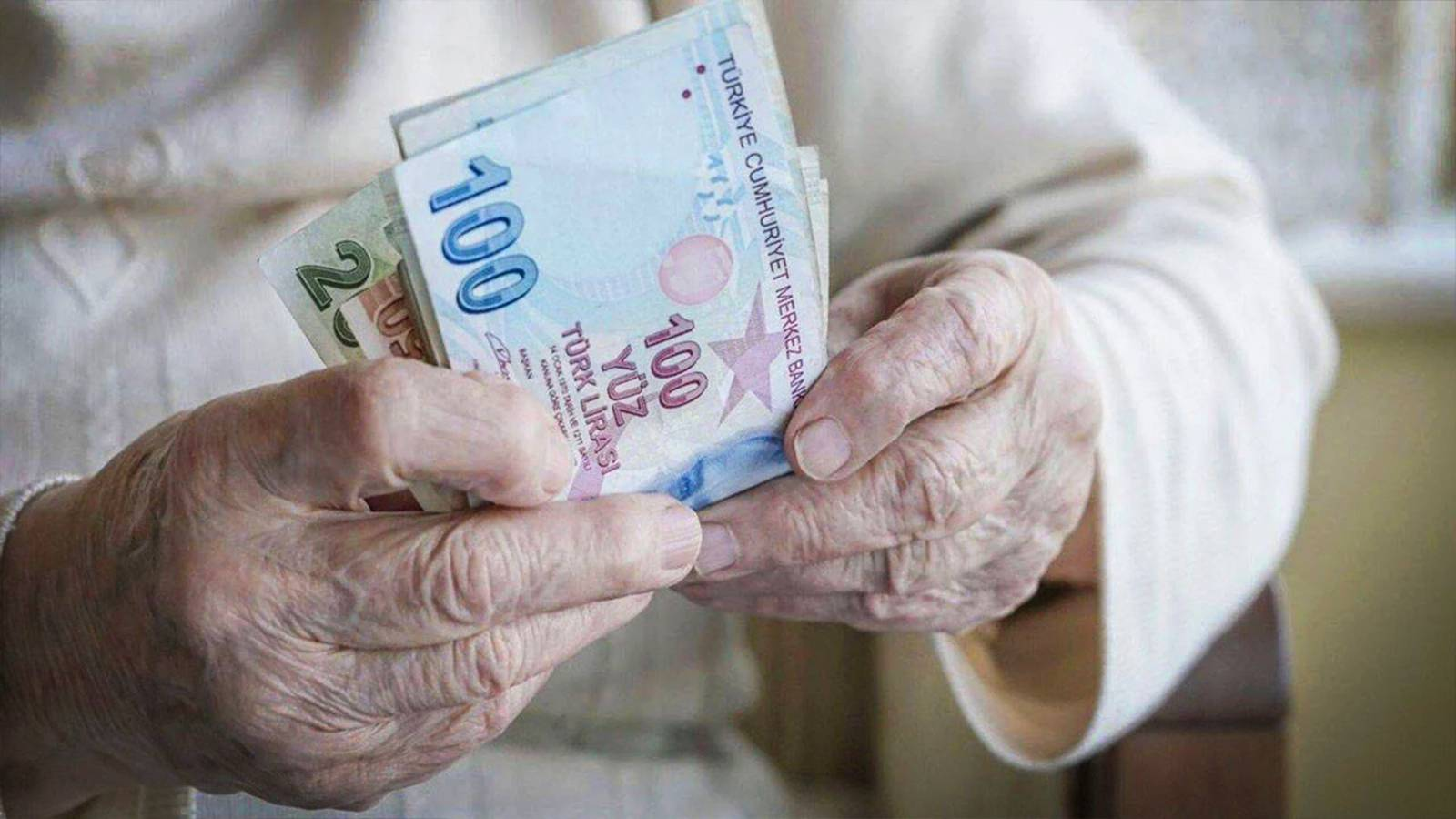 Yaklaşık 17,7 milyon emekliye Kurban Bayramı ikramiyesi ödemeleri bugün başlıyor.