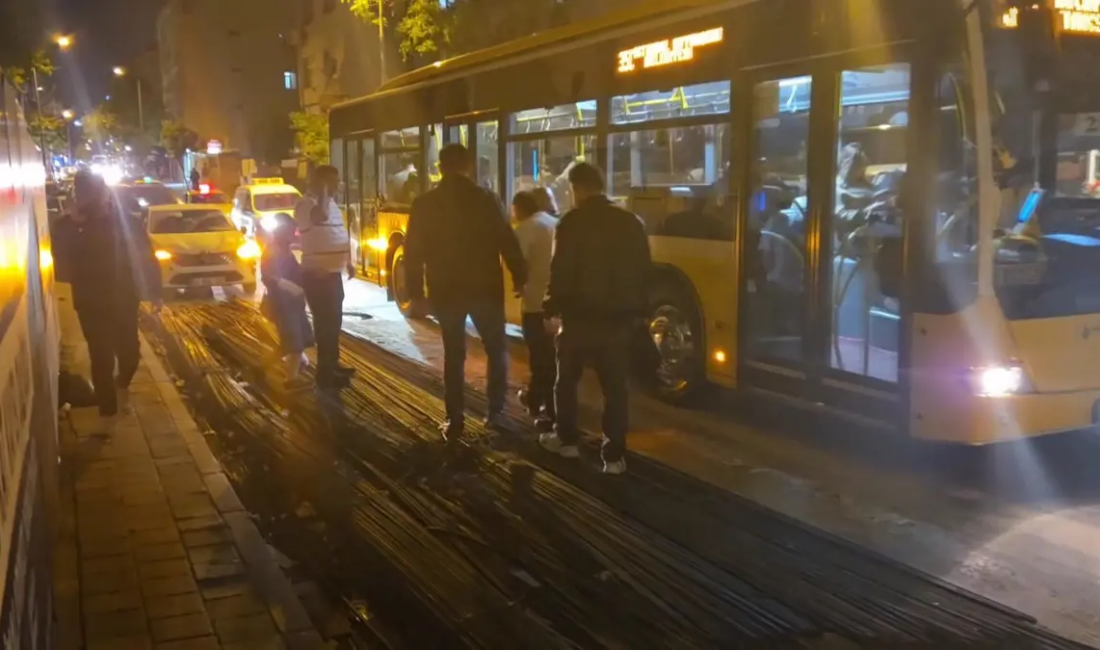 Fatih'te yol kenarında bulunan inşaat demirleri, seyir halindeki İETT otobüsün