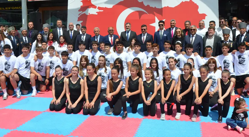 Serik’te 19 Mayıs coşkusu Namık Kemal KILINÇ/SERİK, (DHA)- ANTALYA'nın Serik ilçesinde 19 Mayıs Atatürk'ü