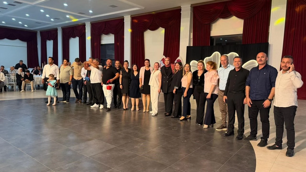 Antalya Serik’te zabıta personeli İbrahim Can’ın düğününde arkadaşları damada minyatür