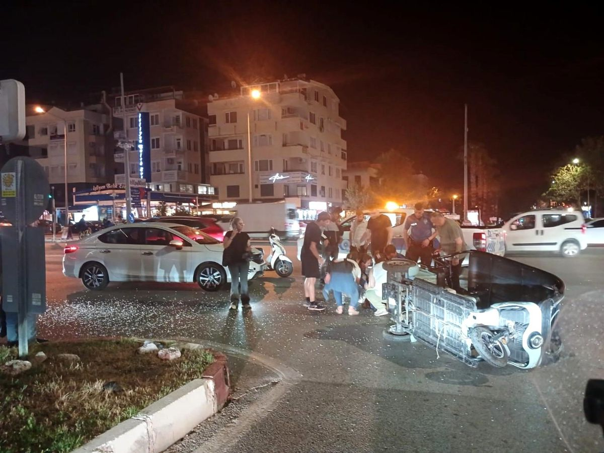 Antalya'nın Konyaaltı ilçesinde kırmızı ışık ihlali yapan 3 tekerlekli motosiklet