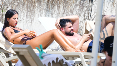 Bodrum'da tatil yapan oyuncu Ekin Mert Daymaz, plajda tanıştığı bir