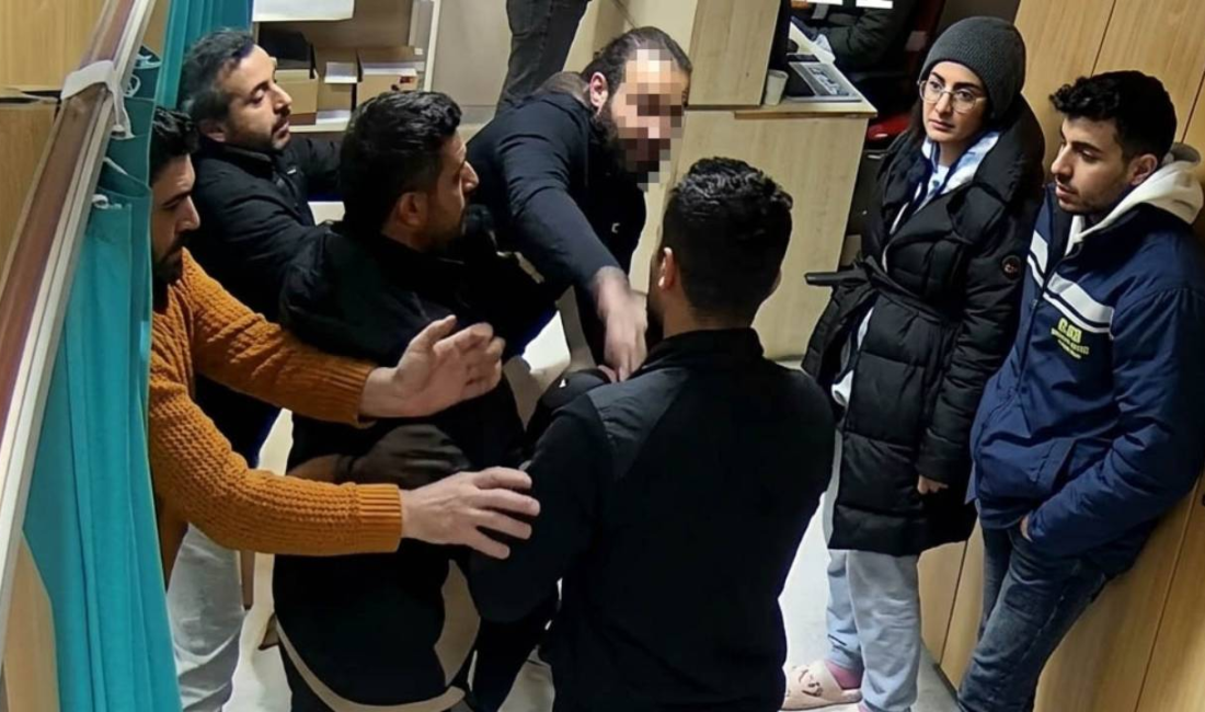 Rapor isteyen hastaya yumruk attı: Yüzde 30 görme kaybına neden oldu Hatay'ın Kırıkhan ilçesinde hastanenin acil servise gelen Mustafa Kuşkonmaz'a (31)