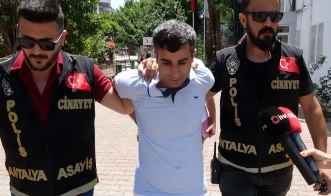 Antalya’da güvenlik görevlisi cinayetinin 2 sanığına müebbet hapis cezası istemi Antalya'nın Muratpaşa ilçesinde bir otelin önünde güvenlik görevlisini bıçaklayarak öldüren