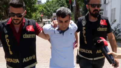 Antalya’da güvenlik görevlisi cinayetinin 2 sanığına müebbet hapis cezası istemi Antalya'nın Muratpaşa ilçesinde bir otelin önünde güvenlik görevlisini bıçaklayarak öldüren
