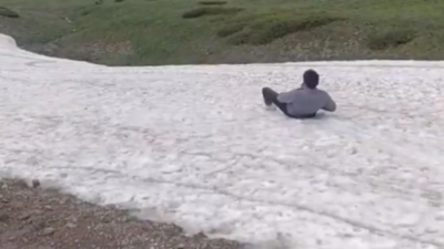 Bolu’da Köroğlu Dağları’nın zirvesine çıkan bir grup genç, bölgede kalan