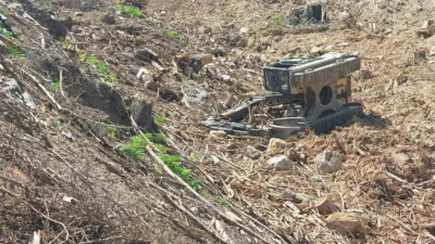 Antalya Gazipaşa'da meydana gelen iş kazasında, devrilen iş makinesinin altında