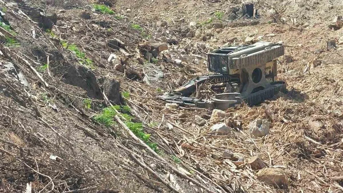 Antalya Gazipaşa'da meydana gelen iş kazasında, devrilen iş makinesinin altında