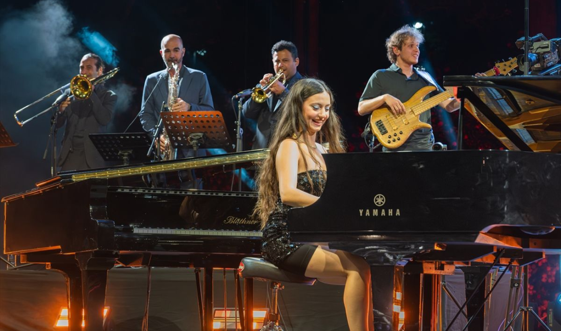 Su Yavuz Antalya’da İlk Konserini Verdi Piyanist Su Yavuz, Antalya'daki Akra Caz Festivali'nde ilk konserini SU