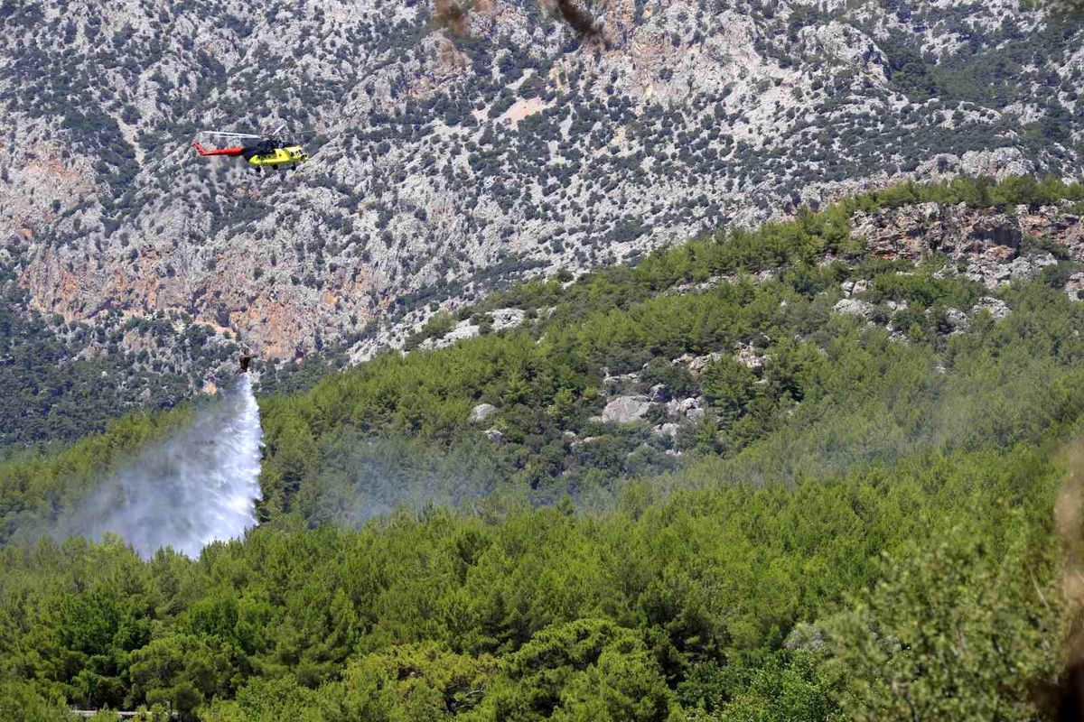Konyaaltı'ndaki orman yangını, itfaiye ve orman ekiplerinin müdahalesi ile kontrol