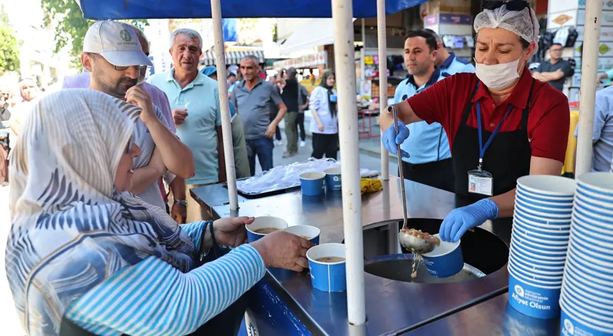 Büyükşehir’in aşure ikramları sürüyor ANTALYA Büyükşehir Belediyesi, Muharrem ayının; birlik, beraberlik ve paylaşma ruhunu
