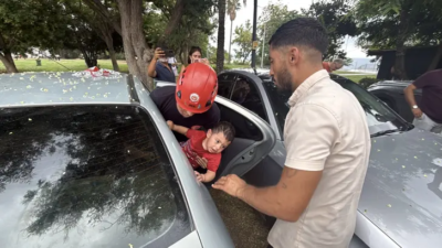 ANTALYA'da babasının arka koltuğa oturttuğu Firuz G. (1), elindeki anahtarın