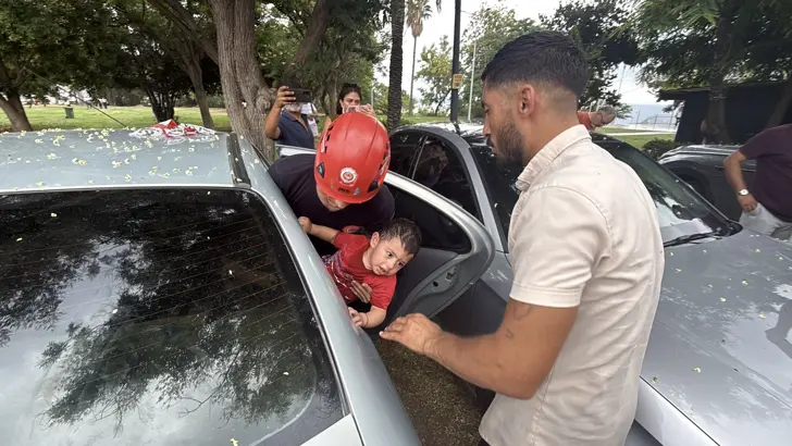 ANTALYA'da babasının arka koltuğa oturttuğu Firuz G. (1), elindeki anahtarın