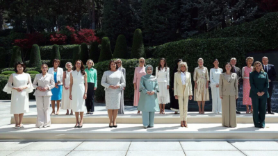 Emine Erdoğan, NATO marjında lider eşleriyle Çankaya Köşkü’nde bir araya geldi Cumhurbaşkanı Recep Tayyip Erdoğan'ın eşi Emine Erdoğan, 36. NATO Devlet