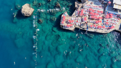 Antalya’da Muratpaşa Belediyesi’nin falezlerin kıyısındaki mavi bayraklı Erenkuş Plajı’nda düzenlediği