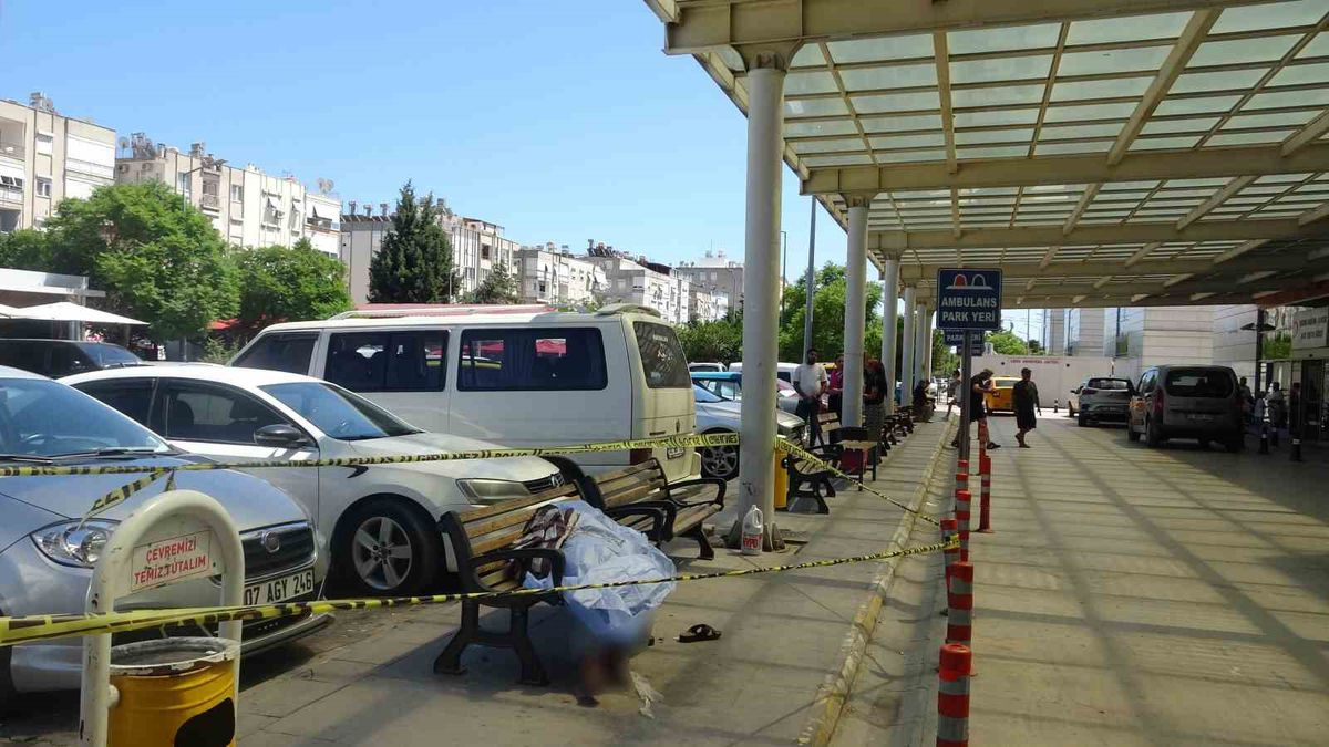 61 yaşındaki evsiz Cemal Akbulut, hastane bahçesinde ölü bulundu. Kesin