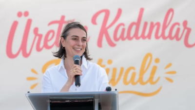 Üsküdar Belediye Başkanı Sinem Dedetaş görevden uzaklaştırıldı Tutuklanan Üsküdar Belediye Başkanı Sinem Dedetaş, İçişleri Bakanlığı’nca görevden uzaklaştırıldı.