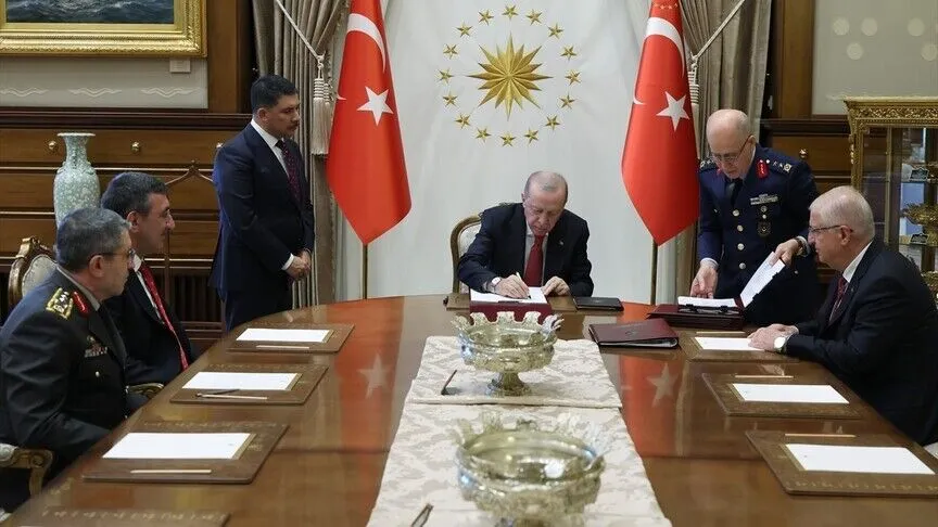 Yüksek Askeri Şura kararları açıklandı Cumhurbaşkanı Recep Tayyip Erdoğan başkanlığında gerçekleştirilen Yüksek Askeri Şura (YAŞ)