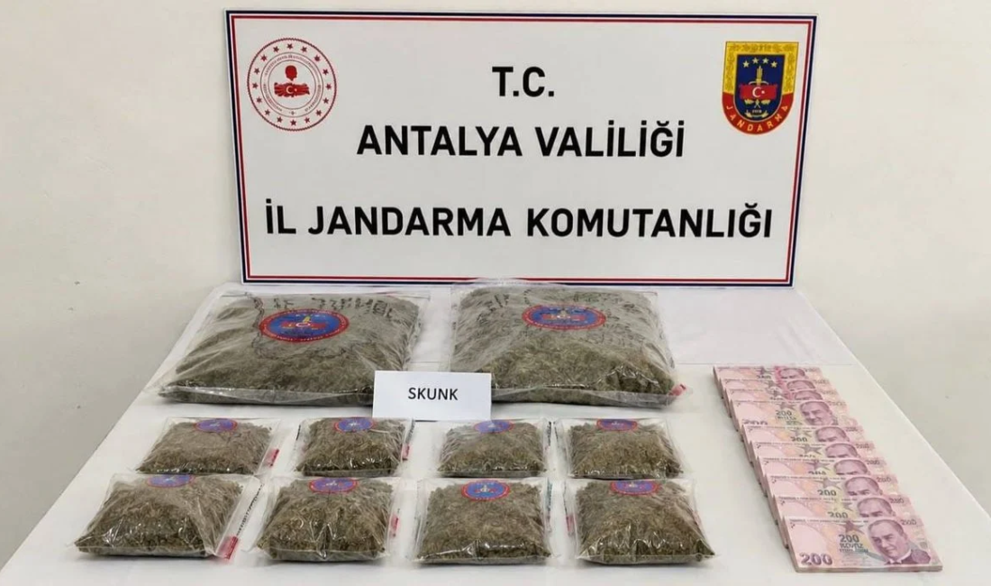 Antalya’da Uyuşturucu Operasyonu: 5 Kilo 650 Gram Skunk Ele Geçirildi, Şüpheli Tutuklandı Antalya'nın Döşemaltı ilçesinde jandarma tarafından düzenlenen operasyonda 5 kilo 650