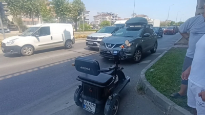 Antalya'nın Manavgat ilçesinde, otomobil sürücüsü Mustafa G.A., kırmızı ışıkta beklerken