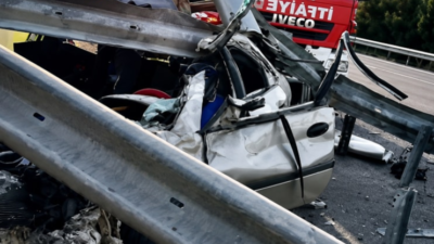 Şanlıurfa'da sürücüsünün kontrolünü yitirdiği otomobil takla atarak refüjdeki çelik bariyerlere
