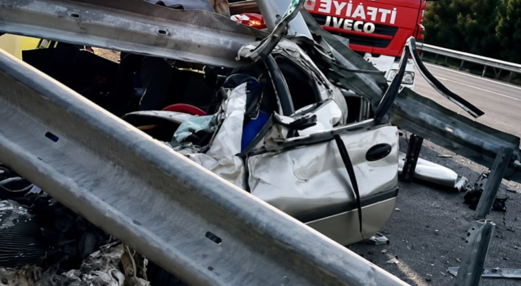 Takla atan otomobil bariyerlere daldı; 1 ölü, 1 ağır yaralı Şanlıurfa'da sürücüsünün kontrolünü yitirdiği otomobil takla atarak refüjdeki çelik bariyerlere