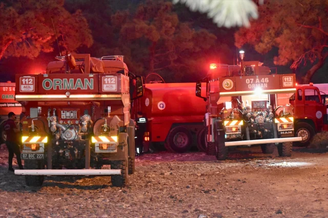 Antalya’nın Kemer ilçesine bağlı Ulupınar Mahallesi’nde çıkan orman yangınını söndürmek
