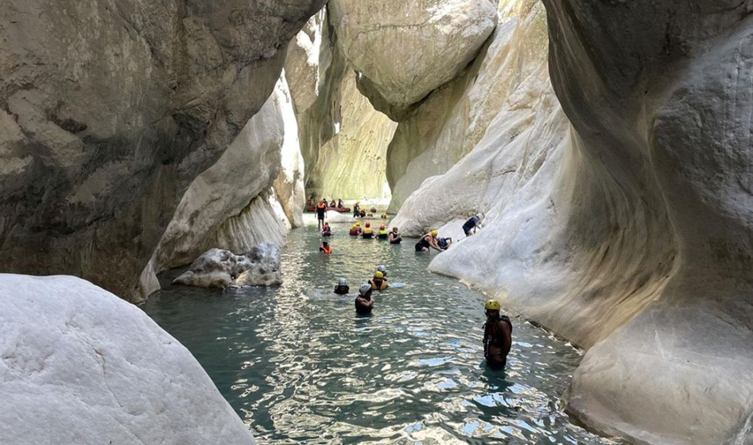 Göynük Kanyonu, Antalya’nın sıcağından bunalan macera tutkunlarını ağırlıyor Antalya’da sıcaklıkların 45 dereceye, nem oranının yüzde 99’a kadar yükselmesiyle
