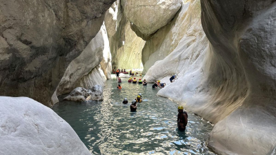 Göynük Kanyonu, Antalya’nın sıcağından bunalan macera tutkunlarını ağırlıyor Antalya’da sıcaklıkların 45 dereceye, nem oranının yüzde 99’a kadar yükselmesiyle
