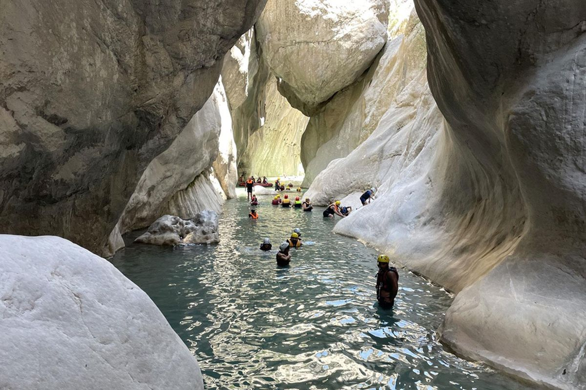 Antalya’da sıcaklıkların 45 dereceye, nem oranının yüzde 99’a kadar yükselmesiyle