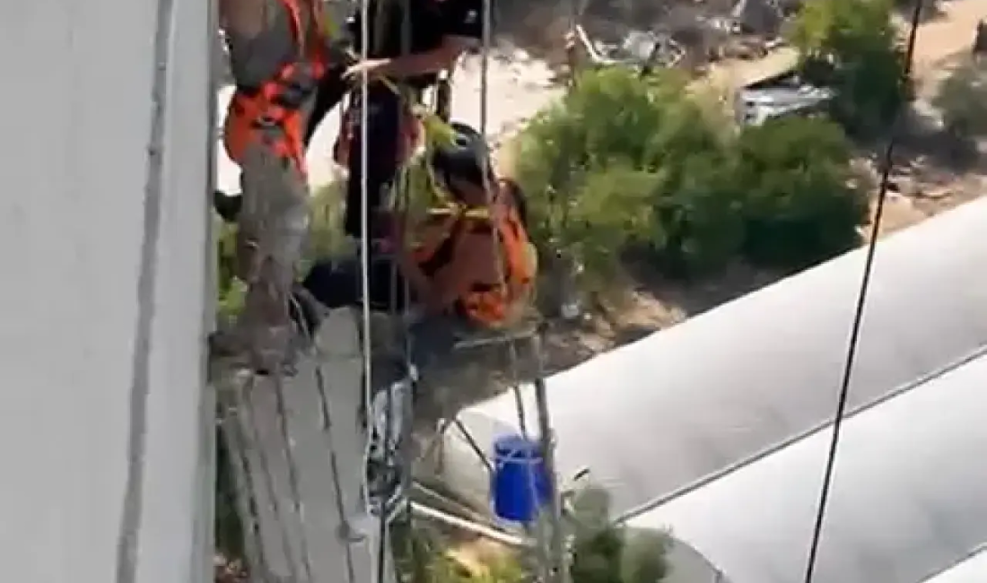 Antalya'nın Muratpaşa ilçesinde 10 katlı bir binanın dış cephesinde çalışma